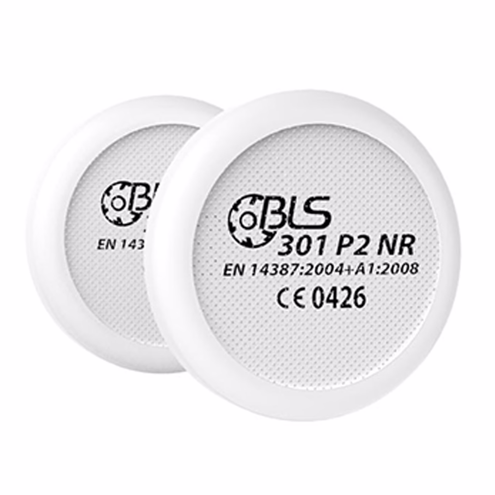 Twee ronde witte deeltjesfilterpatronen met opschrift 'BLS 301 P2 NR', de norm 'EN 14387:2004+A1:2008' en CE-markering. Gestructureerd filteroppervlak en gladde plastic rand, bedoeld om op een halfgelaatsfilterhouder bevestigd te worden. Gedeeltelijk overlappend weergegeven op een witte achtergrond.