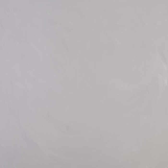 Eine glatte weiße Oberfläche mit subtiler Textur, die einem sauberen Canvas ähnelt. Das Licht spiegelt sanft von der Oberfläche wider und erzeugt eine weiche, gedämpfte Helligkeit. Es gibt schwache Wirbel und Variationen im Weiß, die ein Gefühl von Tiefe und Dimension vermitteln, während sie eine insgesamt minimalistische Ästhetik beibehalten.
