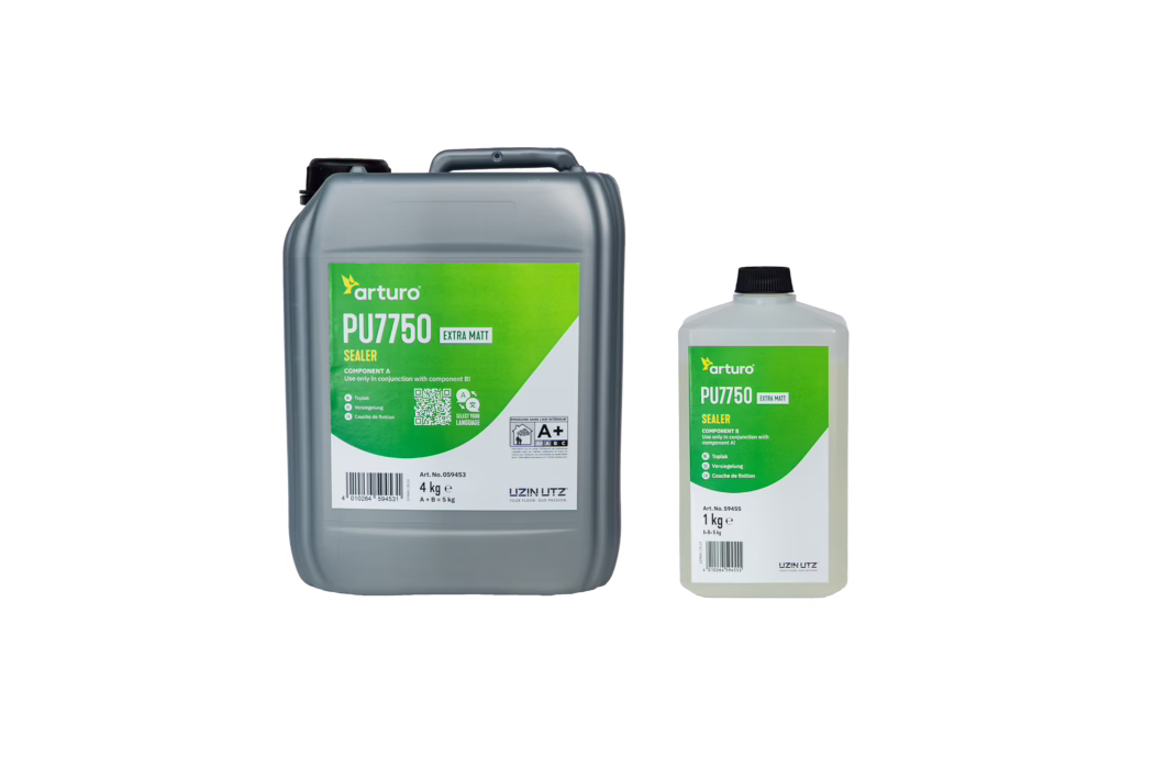Arturo_Dummy_PU7750_2024-01 Studiofoto van twee kunststof containers van 'arturo PU7750' sealer op een witte achtergrond. Links een grote grijze jerrycan met handvat en zwarte schroefdop, met felgroen etiket 'arturo PU7750 Extra Matt Sealer', gewicht '4 kg', barcode en pictogrammen; rechts een kleinere doorschijnende rechthoekige fles met zwarte dop en gelijk etiket '1 kg'. Etiketten tonen gebruiksinformatie (component A/B), fabrikantslogo en keurmerken. Gelijke verlichting en neutrale achtergrond, geschikt voor e-commerce en productcatalogi.