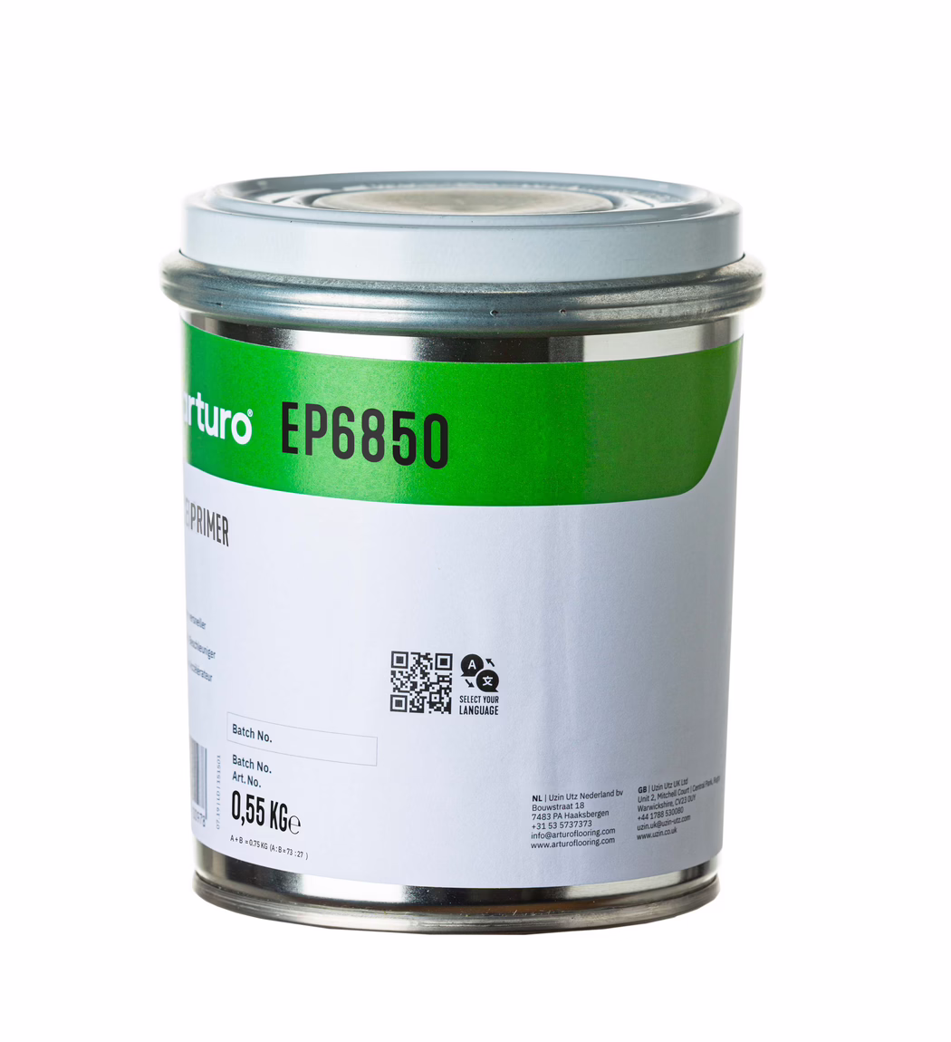 Arturo_Dummy_EP6850-0,75kg_2022-05 Close-up photograph of a metal can with a sealed lid and a green label marked 'EP6850'. The image shows the upper portion of the cylindrical tin against a white background, highlighting the silver metal rim and the white pressed-on lid. The green label prominently displays the product code EP6850 in black, a small QR code and printed information including the net weight '0,55 KG'. The composition is cropped to emphasize packaging details, surface texture of the metal and the label, with even, soft lighting and minimal shadows.