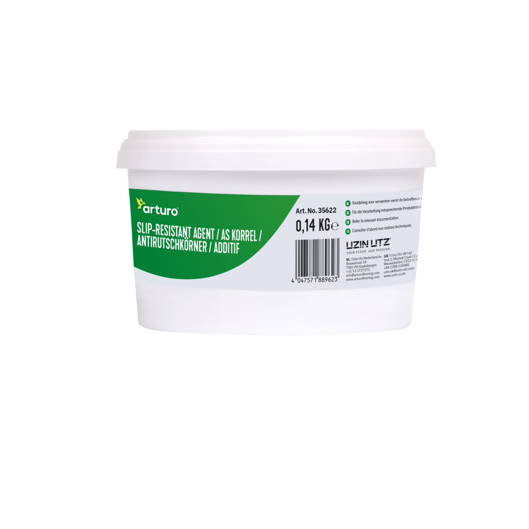 Arturo_Dummy_slip-resistant agent-0,1375kg_2022-05 Close-up van de bovenste helft van een witte kunststof emmer met een groen-grijs Arturo etiket met de tekst "Slip-Resistant Agent" en vermelding 0,14 kg, een streepjescode en kleine meertalige instructies; de verpakking staat tegen een effen witte achtergrond.
