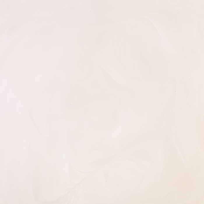 Eine glatte, abstrakte Oberfläche mit einer subtilen Mischung aus Creme- und Weißtönen, die einen ruhigen und minimalistischen Hintergrund schafft. Die Textur erscheint weich mit leichten Variationen, die darauf hindeuten, dass es eine fließende Bewegung gibt, was eine ruhige und friedliche Ästhetik betont.