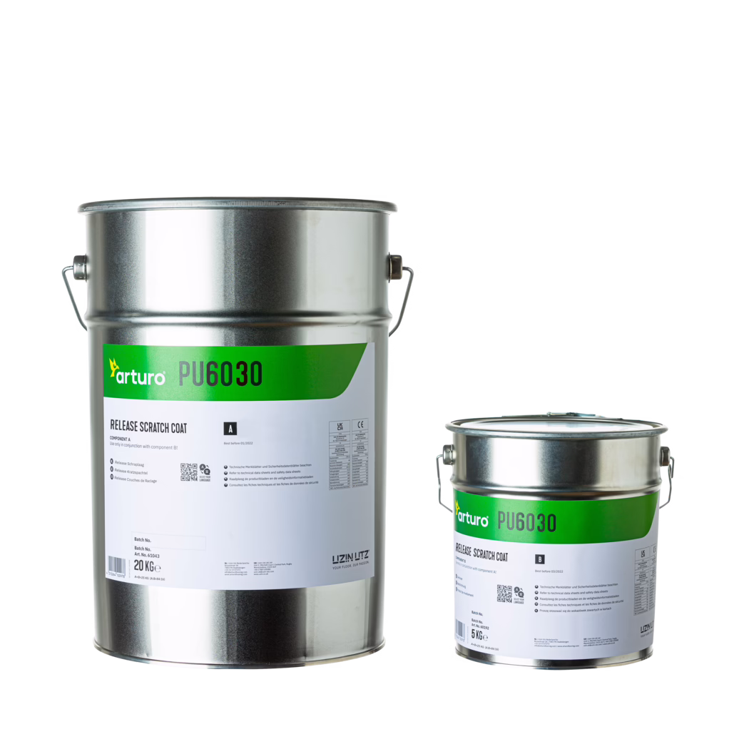 Productbeeld PU6030 Release Primer-HR Twee metalen verfemmers (één grote, één kleinere) met groene etiketten 'arturo PU6030 Release Scratch Coat', metalen handvatten en deksels tegen een witte achtergrond; de grote emmer toont 20 kg en de kleinere 5 kg. Studio productfoto.