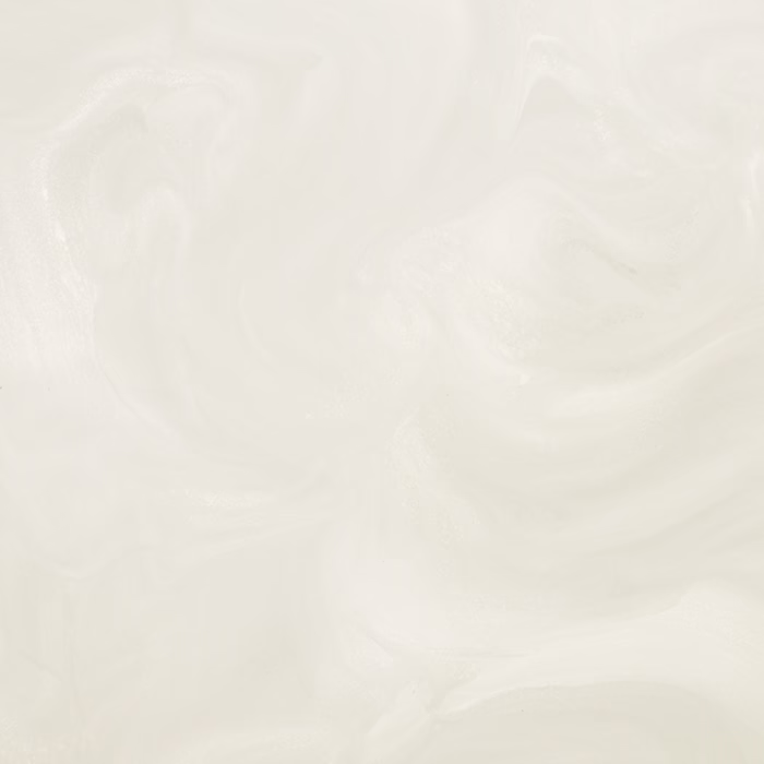Eine glatte und weich strukturierte Oberfläche in einem hellen Elfenbeinfarbton, die sanfte Wirbel und einen glänzenden Glanz aufweist. Der Hintergrund hat eine etherische Qualität, die an sanfte Wellen oder fließende Seide erinnert. Sie schafft eine beruhigende und friedliche Atmosphäre mit ihren zarten Mustern und minimalistischem Design.