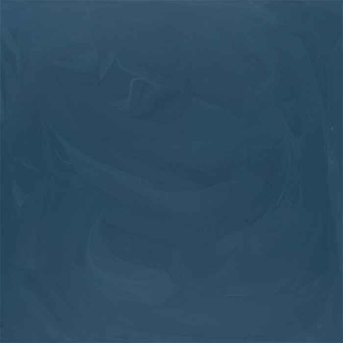 Eine Leinwand mit einem tiefen, reichen blauen Hintergrund, der subtile, wirbelnde Texturen aufweist, die ein Gefühl von Bewegung und Tiefe erzeugen. Die Farbtöne variieren leicht und verleihen den Eindruck einer dynamischen, fließenden Oberfläche. Dieses Kunstwerk weckt Gefühle der Ruhe und Introspektion und eignet sich für moderne Dekoration.