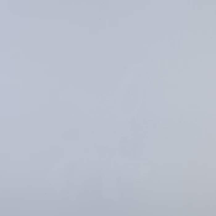Das Bild zeigt einen schlichten, hellgrauen Hintergrund mit subtiler Textur, der hauptsächlich einheitlich in Farbe ist. Es sind schwache, abstrakte Formen oder Muster zu erkennen, die möglicherweise auf das Vorhandensein eines Objekts oder Details hindeuten, aber insgesamt ist das Bild minimalistisch und weist keine ausgeprägten Merkmale auf.