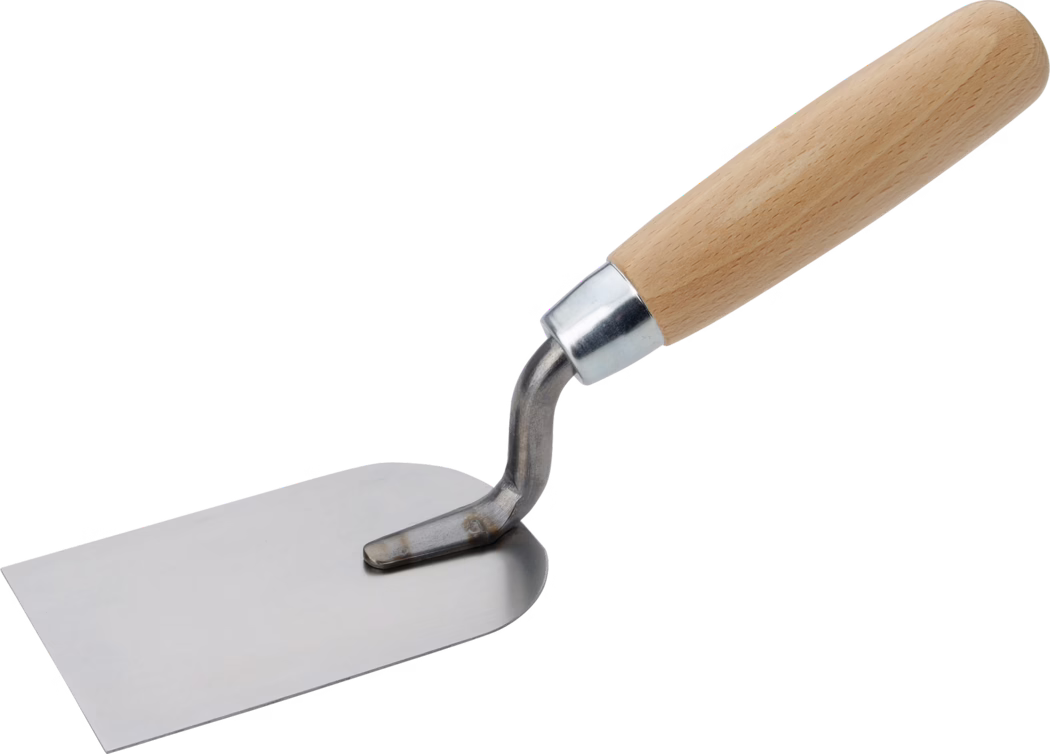 Een handtroffel op een witte achtergrond. Het heeft een vlak, rechthoekig roestvrijstalen blad met één afgeronde hoek, verbonden met een kort, gebogen stalen hals en een lichte houten handgreep die door een metalen ferrule is bevestigd. Het gepolijste blad is onaangetast en geschikt voor het verdelen en gladstrijken van mortel, pleister of tegellijm; het ergonomische handvat zorgt voor een comfortabele grip.