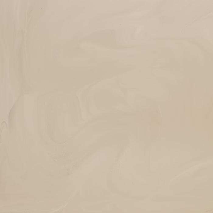Ein glatter, abstrakter Hintergrund mit sanften Wirbelbewegungen in Creme- und hellbeigen Tönen. Die Textur wirkt flüssig und vermittelt eine beruhigende, neutrale Ästhetik, die sich für verschiedene Designanwendungen eignet.