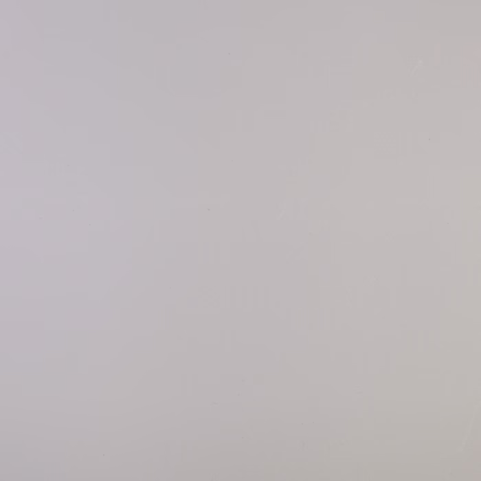 Ein schlichter, hellgrauer Hintergrund mit glatter Textur, der Gefühle von Einfachheit und Minimalismus hervorruft. Es gibt keine ausgeprägten Merkmale oder Muster, wodurch er sich für verschiedene Anwendungen eignet.
