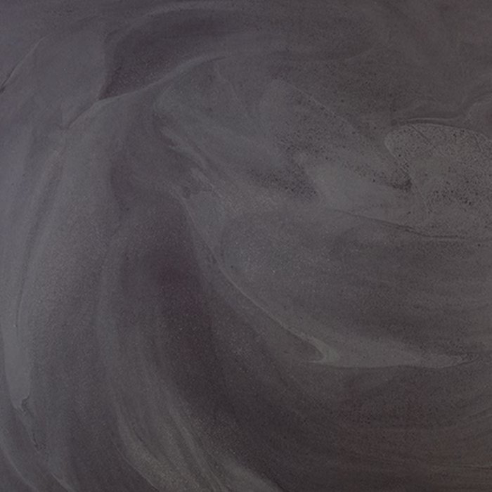 Ein texturiert abstrakter Hintergrund, der wirbelnde Schattierungen von Dunkelgrau zeigt, mit subtilen Ton- und Tiefenvariationen, die ein Gefühl von Bewegung und Fluidität erzeugen. Die Oberfläche hat einen zarten Glanz, der das visuelle Interesse und die Komplexität des Bildes erhöht.