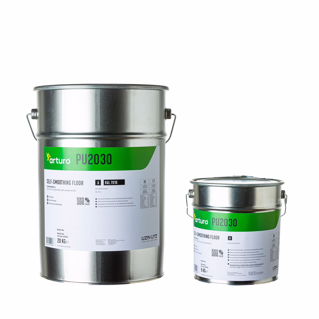 Arturo_Dummy_PU2030-10kg_2022-01 Studiofoto van twee metalen blikken met groene etiketten: een groot blik van 20 kg en een kleiner blik van 5 kg van het vloercoatingproduct 'arturo PU2030' met het etiket 'Self-Smoothing Floor', beide met metalen handvatten op een witte achtergrond.