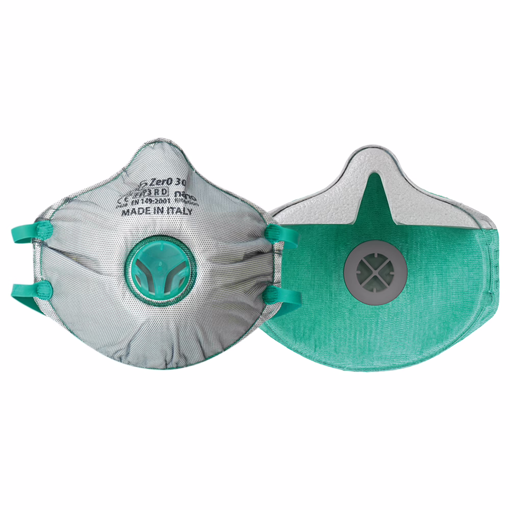 Twee wegwerpmaskers in beker‑vorm naast elkaar op een witte achtergrond. Het linker masker is lichtgrijs met tealgroene elastische banden en een cirkelvormig uitademventiel met een teal kunststofkap; een fijne gaasstructuur en technische opdrukken, waaronder 'MADE IN ITALY', zijn bovenaan zichtbaar. Het rechter masker is van de binnen- of achterzijde afgebeeld, voornamelijk turquoisegroen met een centrale grijze ventilatieopening en een witte neusbrug; de maskers zijn gevormd om het gezicht te sluiten en bestaan uit meerdere filterlagen. De afbeelding toont ontwerpdetails, materialen en het ventielmechanisme, wat wijst op gebruik voor ademhalingsbescherming in industriële of medische omgevingen; er zijn geen personen aanwezig.